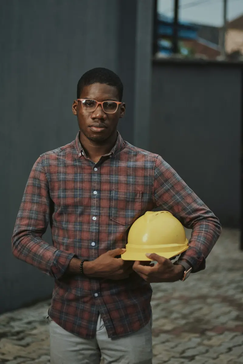 Profissional com capacete de segurança