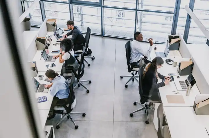 Equipa a trabalhar num escritório moderno